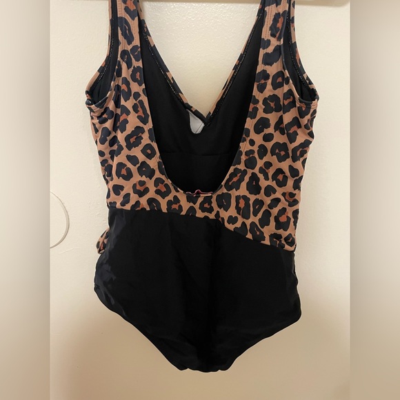 ✨Women’s Pink Lily One Piece Bathing Suit Size L - Picture 7 of 9